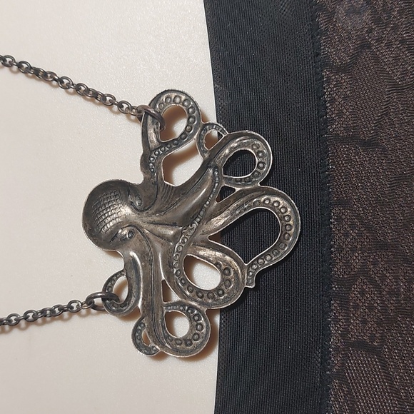 Vintage Repousse Octopus Pendant Silver Tone Statement Necklace - Picture 5 of 6
